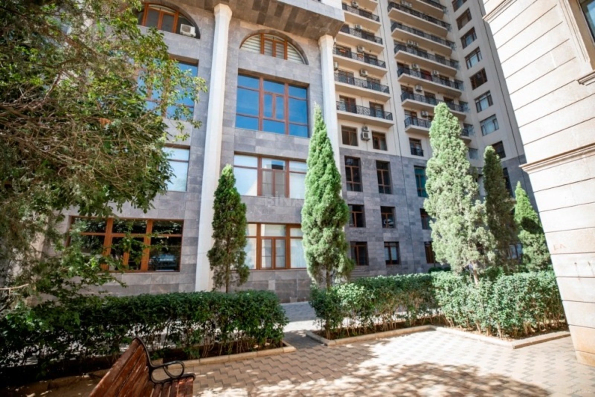 Satılır 4 otaqlı mənzil 164 m²