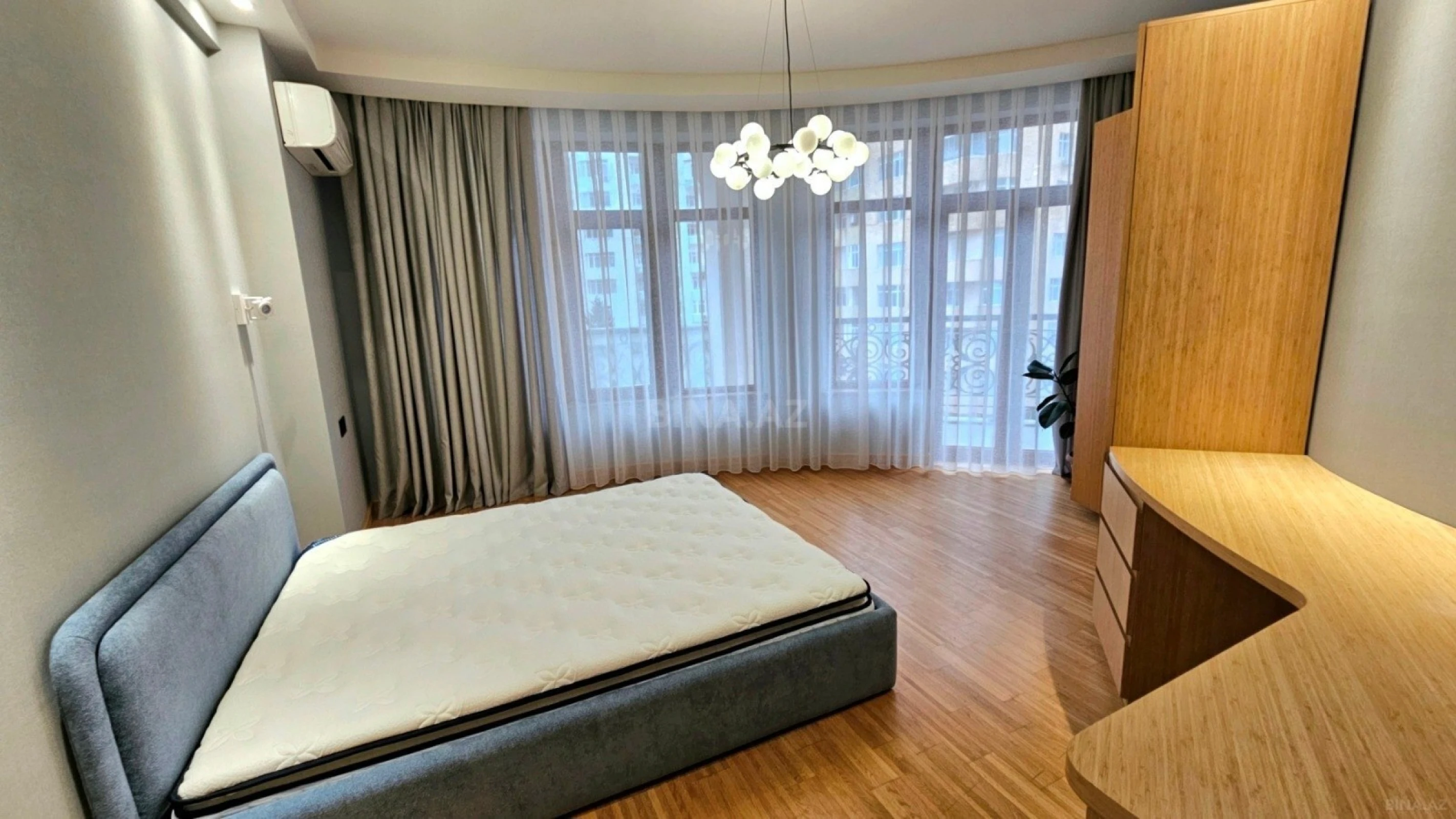 Satılır 4 otaqlı mənzil 164 m²