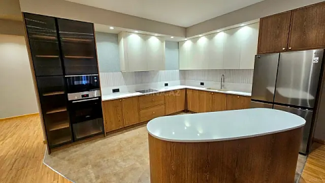 Satılır 4 otaqlı mənzil 164 m²