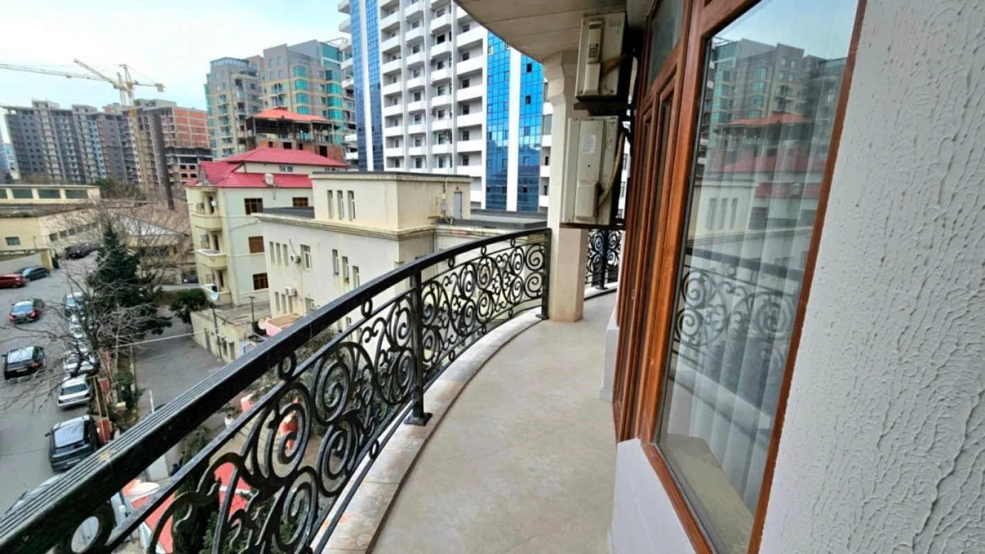 Satılır 4 otaqlı mənzil 164 m²