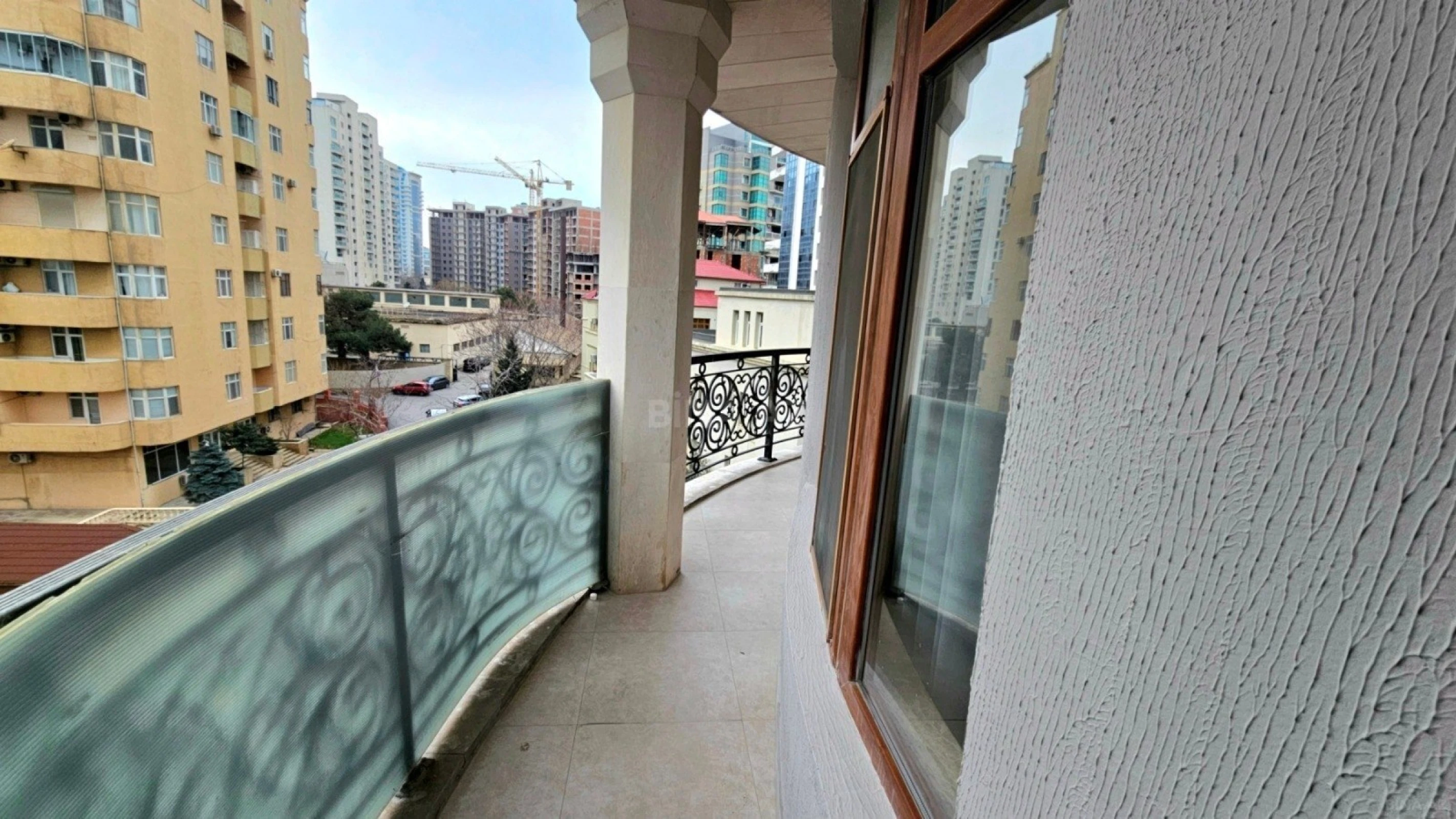Satılır 4 otaqlı mənzil 164 m²