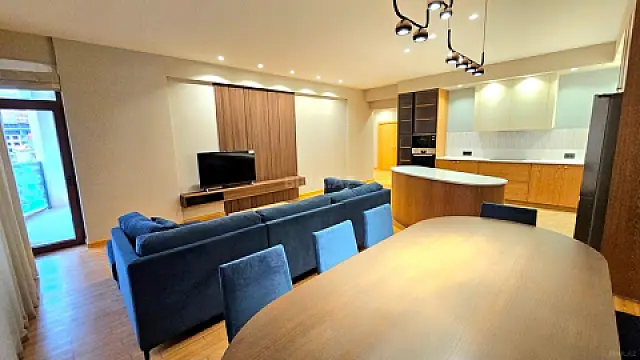 Satılır 4 otaqlı mənzil 164 m²