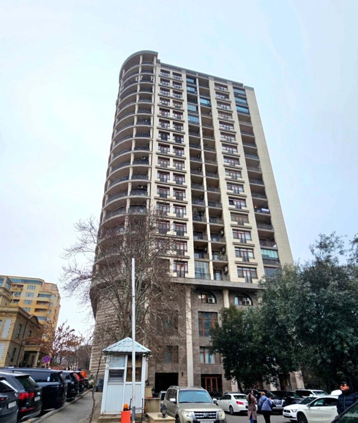 Satılır 4 otaqlı mənzil 164 m²