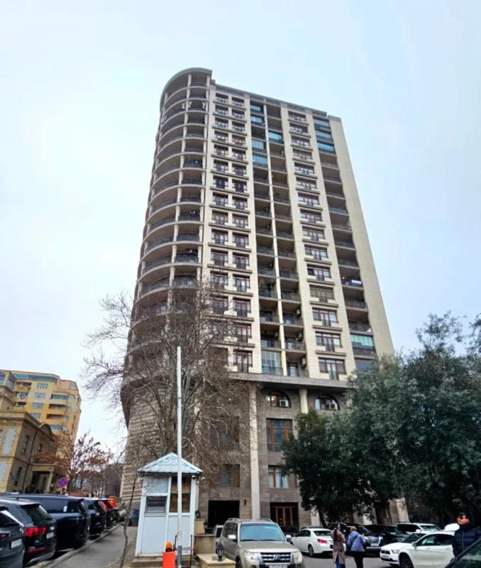 Satılır 4 otaqlı mənzil 164 m²