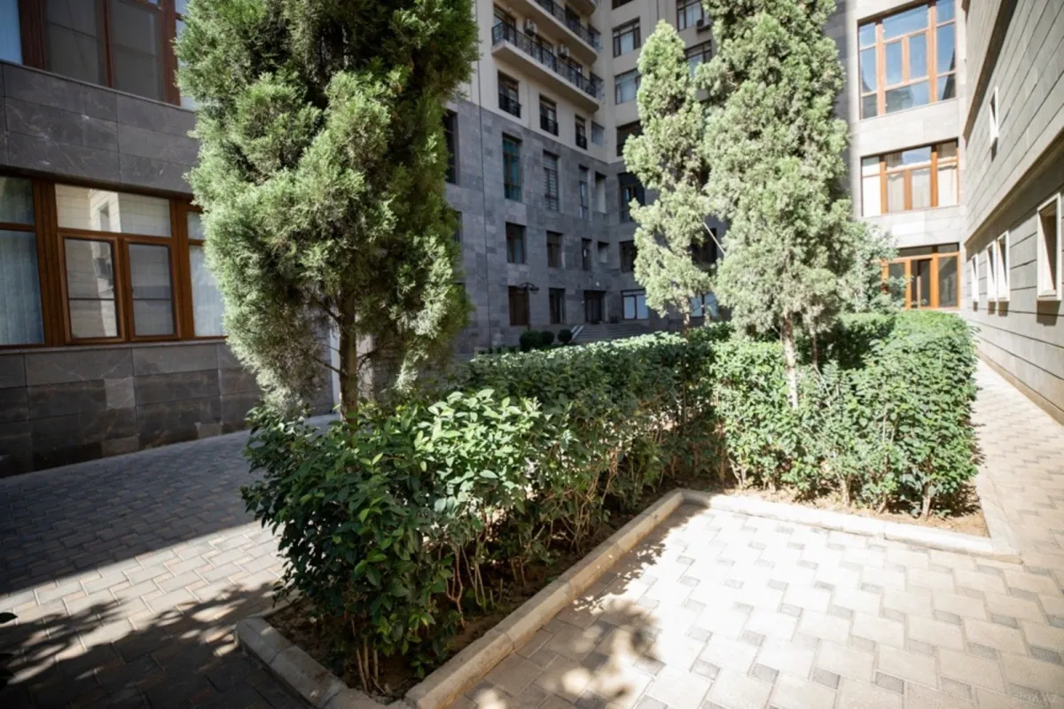 Satılır 4 otaqlı mənzil 164 m²