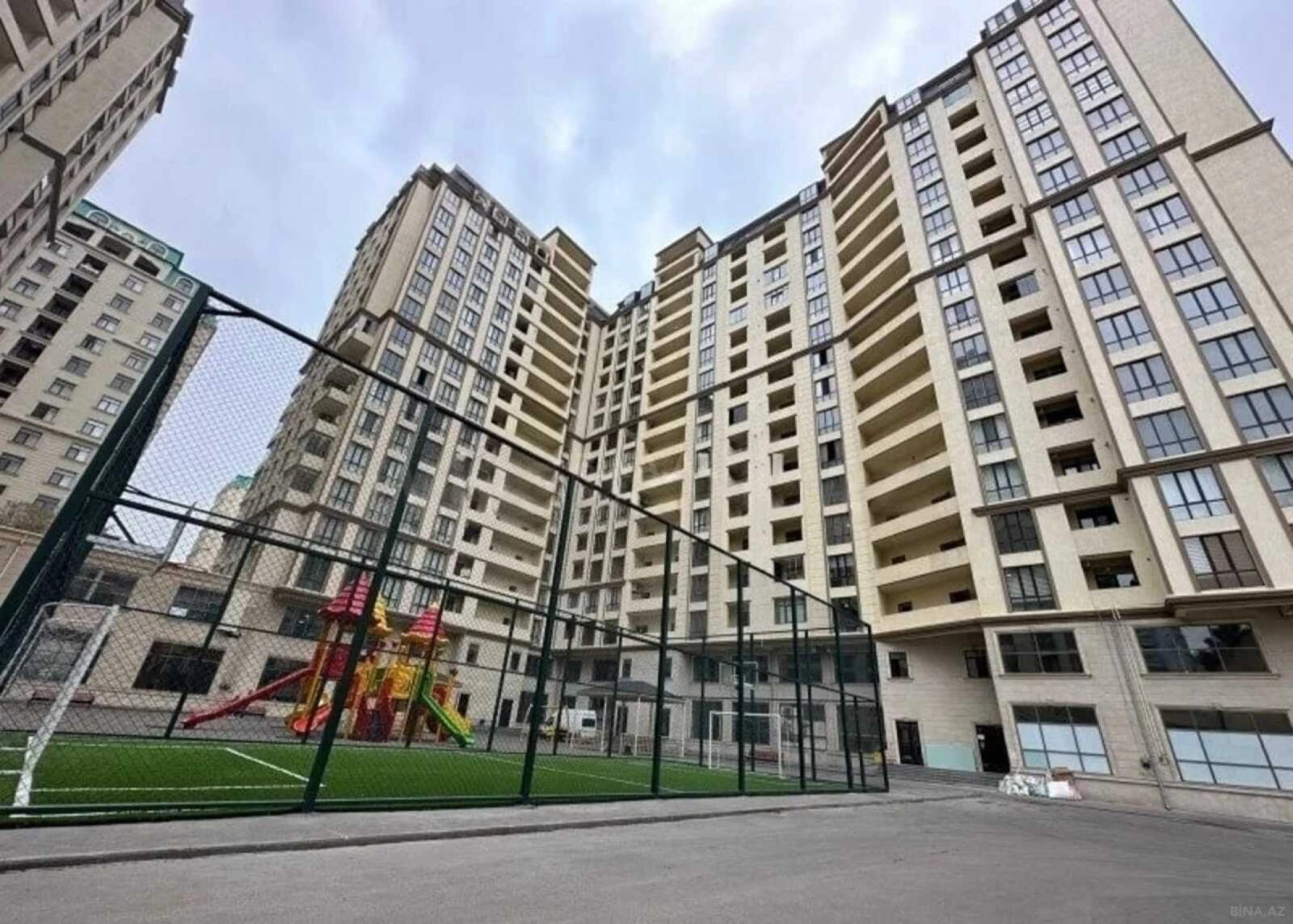 Satılır 3 otaqlı mənzil 158 m²