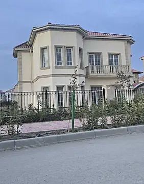 Satılır 7 otaqlı həyət evi 230 m²