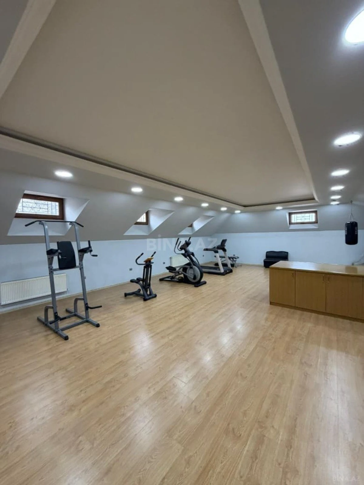 Satılır 7 otaqlı mənzil 450 m²