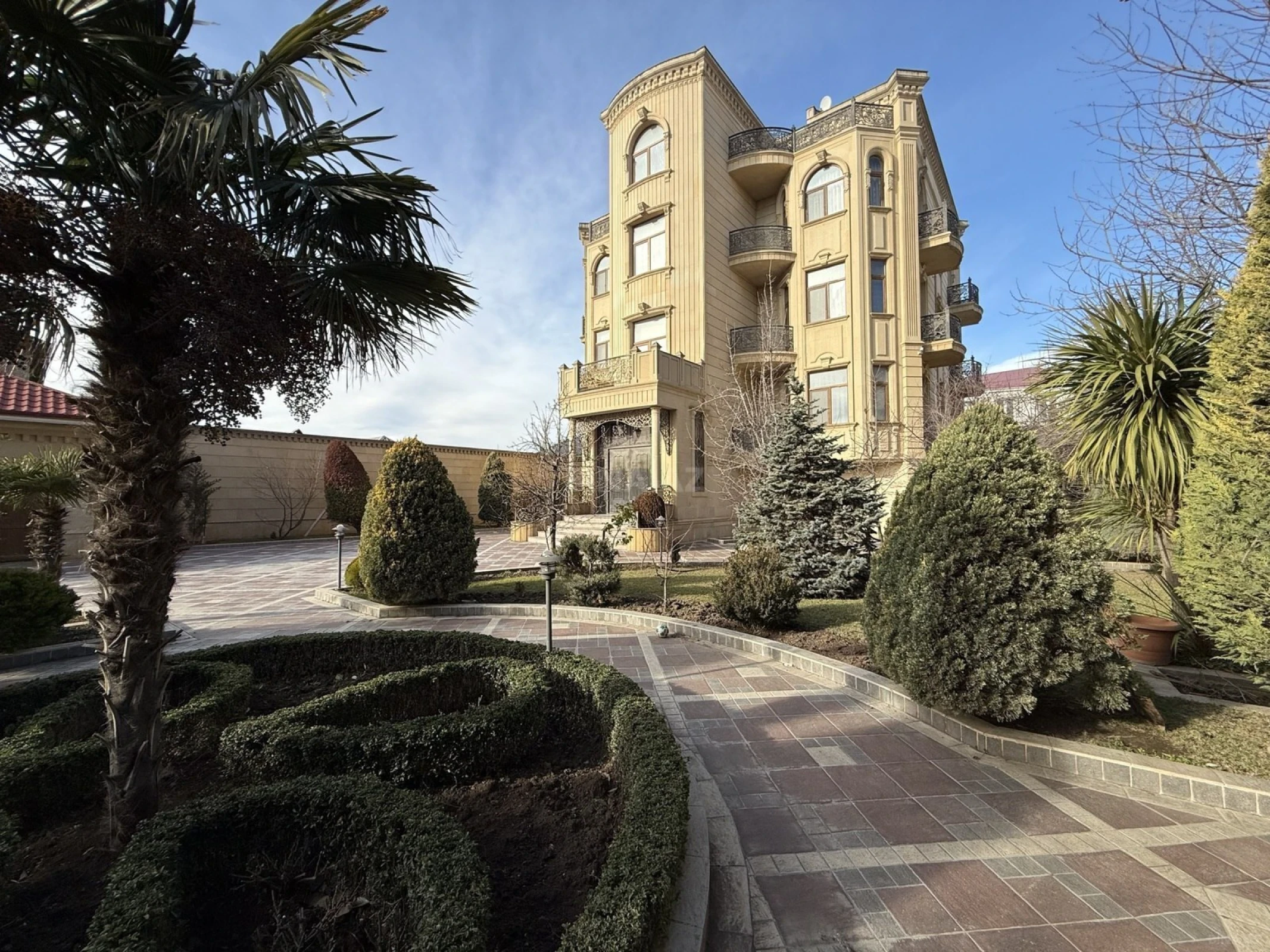 Satılır 11 otaqlı həyət evi 625 m²