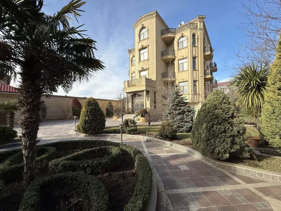Satılır 11 otaqlı həyət evi 625 m²
