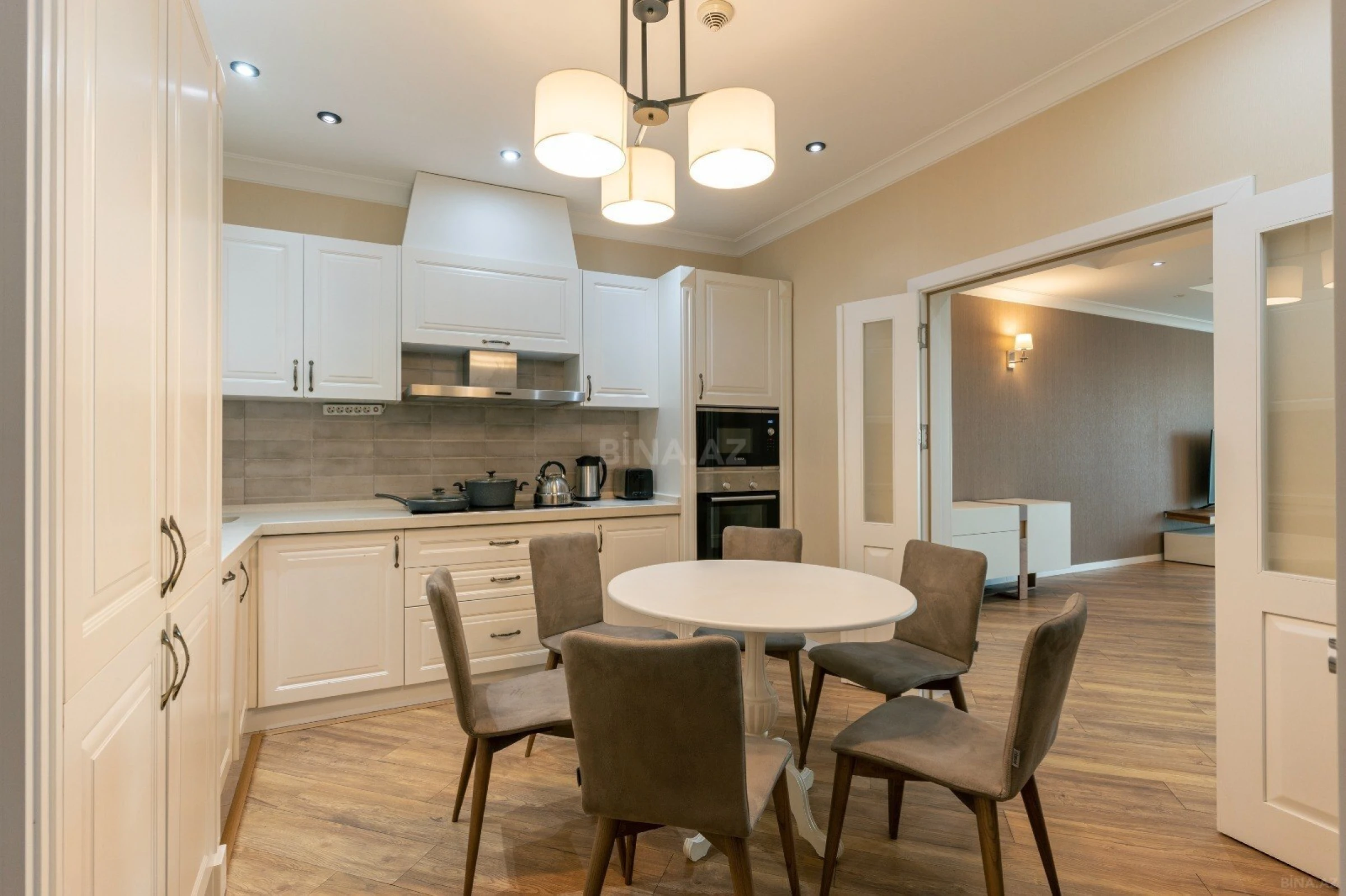 Kirayə verilir 4 otaqlı mənzil 330 m²