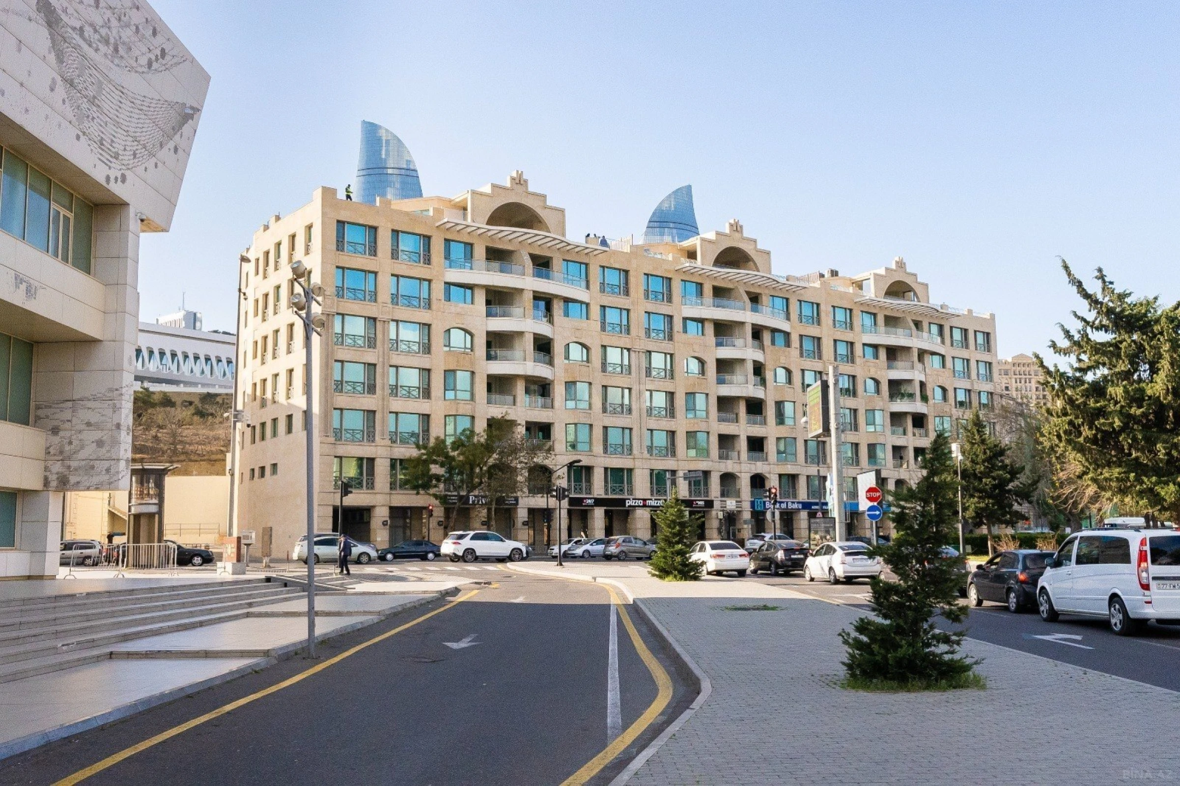 Kirayə verilir 4 otaqlı mənzil 330 m²