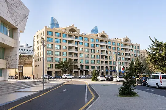 Kirayə verilir 4 otaqlı mənzil 330 m²