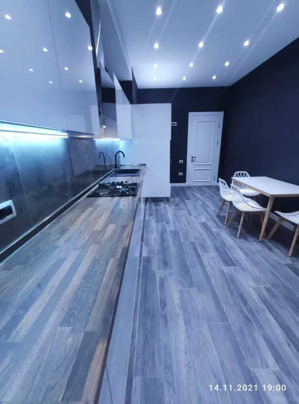 Kirayə verilir 2 otaqlı mənzil 95 m²