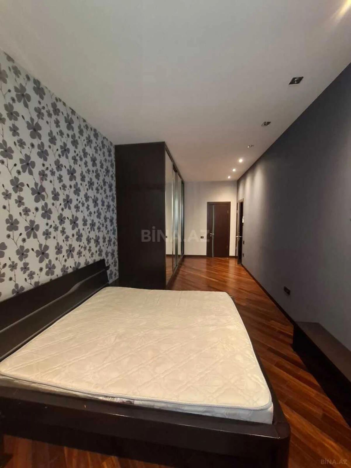 Satılır 4 otaqlı mənzil 190 m²