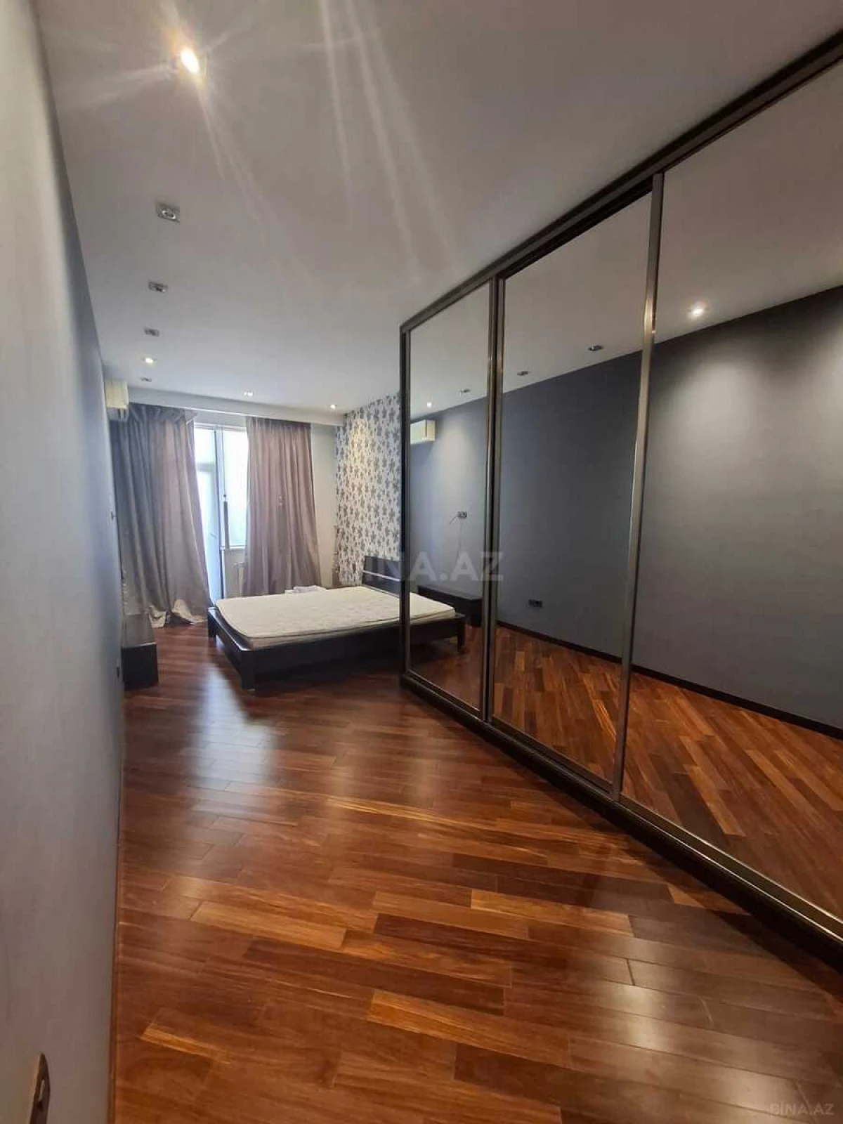 Satılır 4 otaqlı mənzil 190 m²