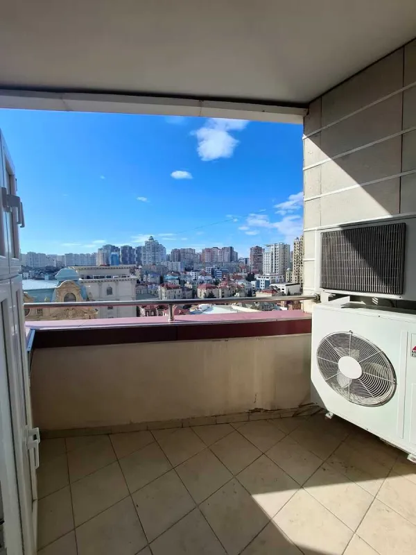 Satılır 4 otaqlı mənzil 190 m²