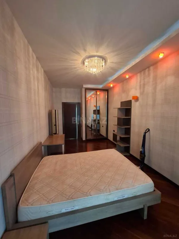 Satılır 4 otaqlı mənzil 190 m²