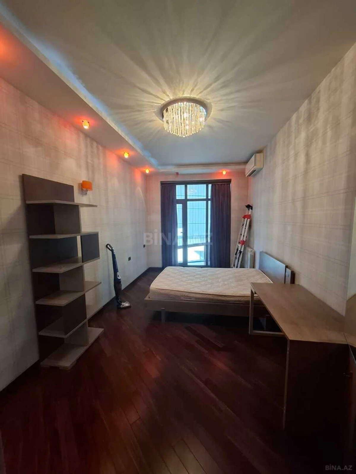 Satılır 4 otaqlı mənzil 190 m²