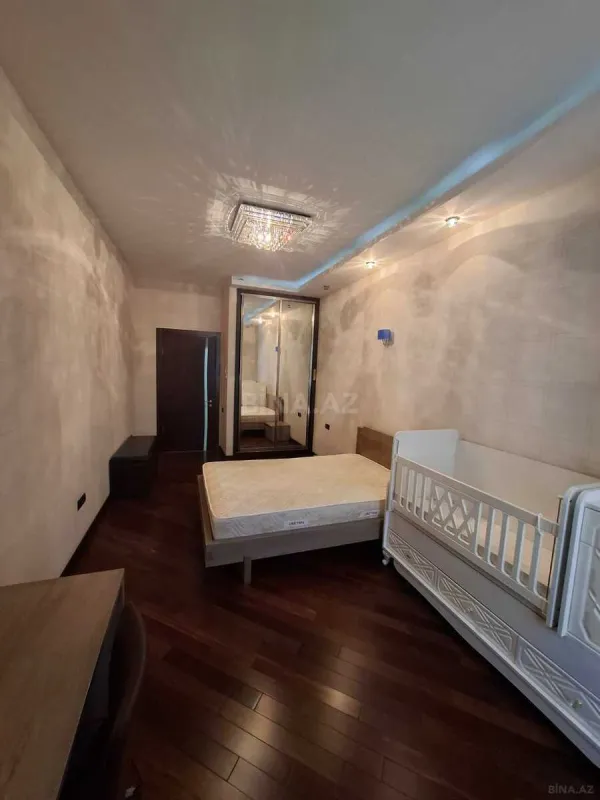 Satılır 4 otaqlı mənzil 190 m²