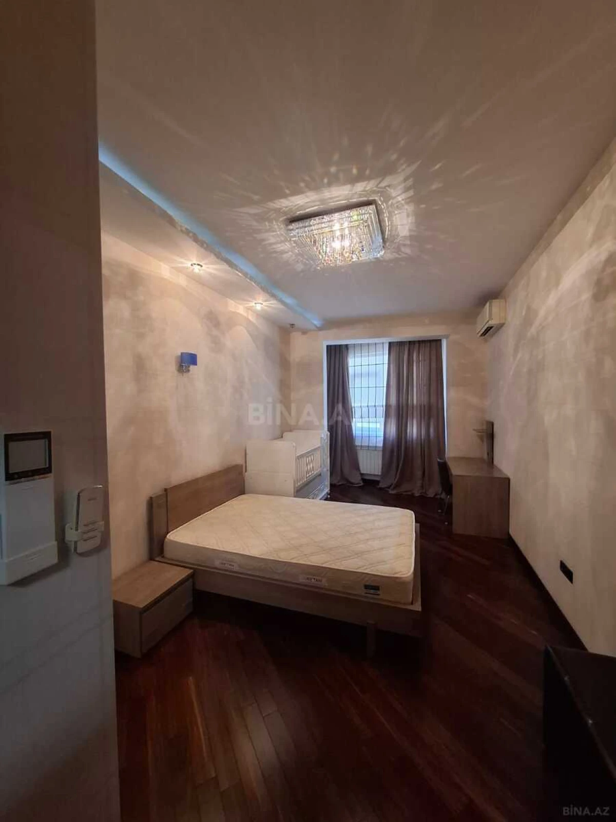 Satılır 4 otaqlı mənzil 190 m²