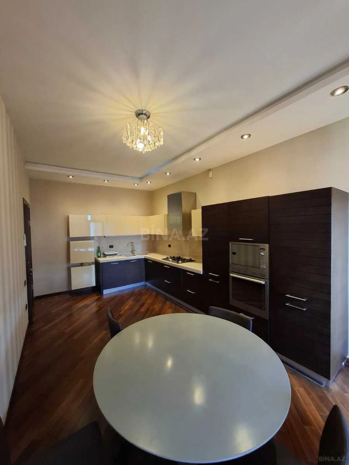 Satılır 4 otaqlı mənzil 190 m²