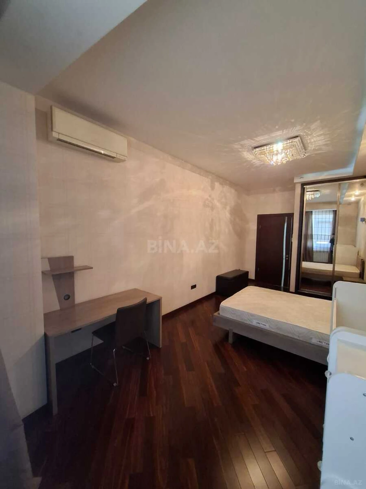 Satılır 4 otaqlı mənzil 190 m²