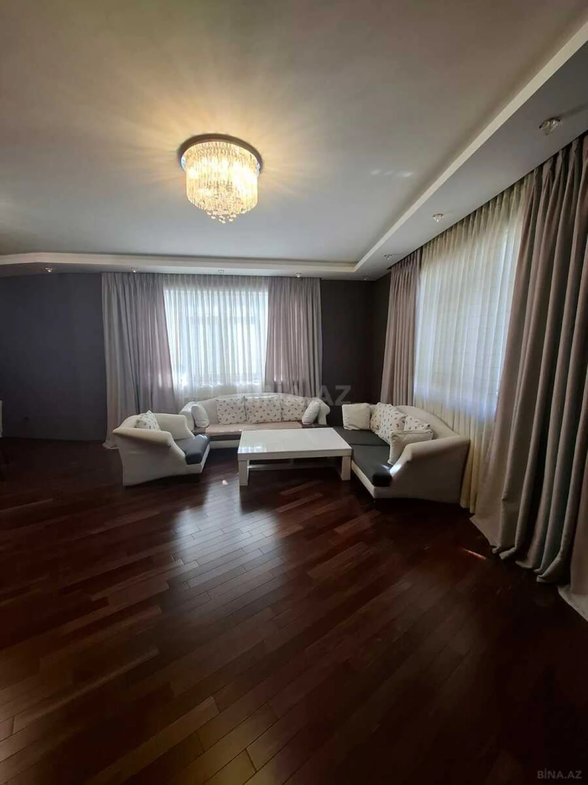 Satılır 4 otaqlı mənzil 190 m²