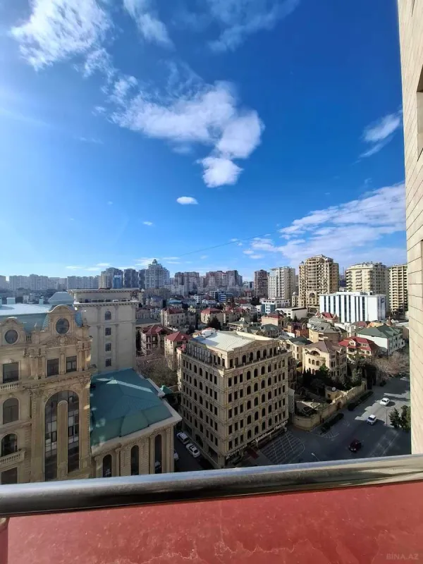 Satılır 4 otaqlı mənzil 190 m²
