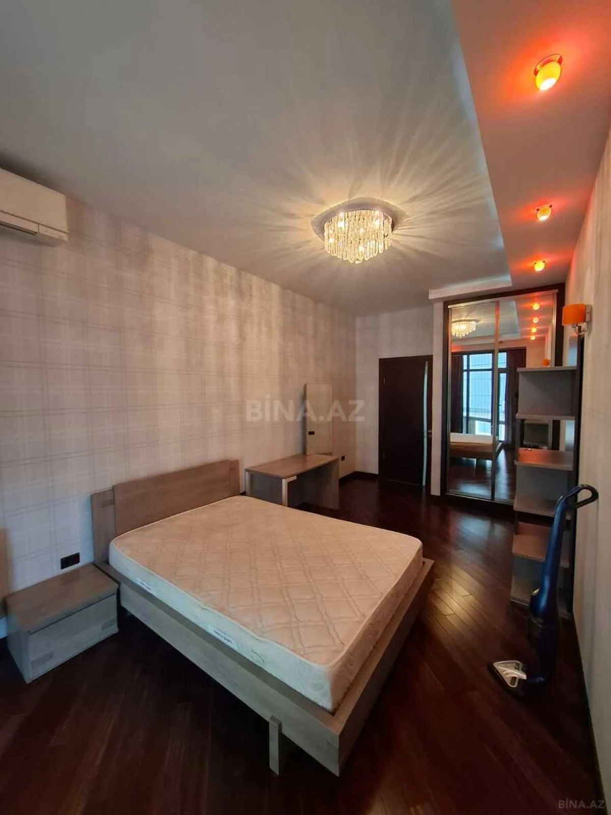 Satılır 4 otaqlı mənzil 190 m²