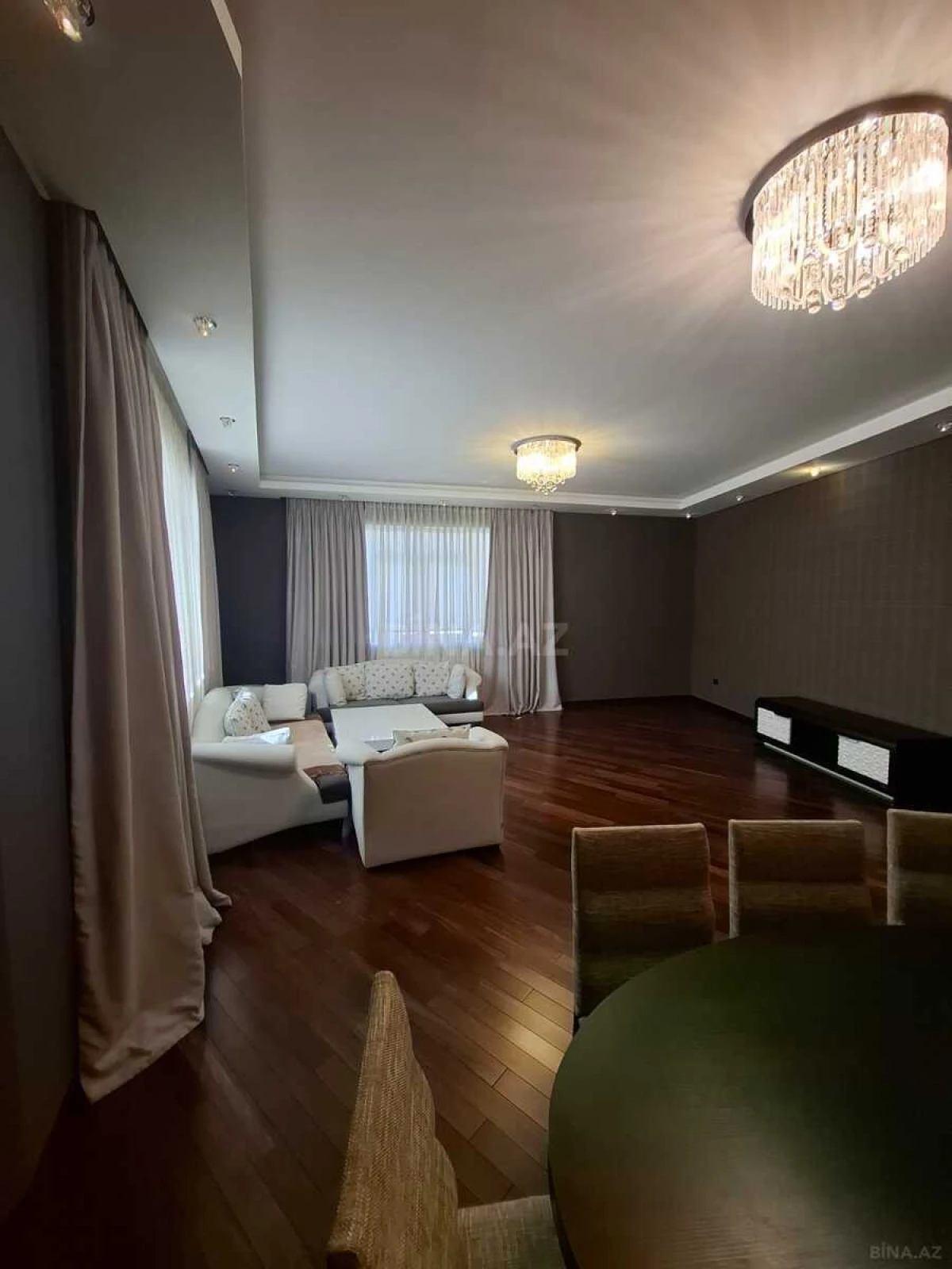 Satılır 4 otaqlı mənzil 190 m²