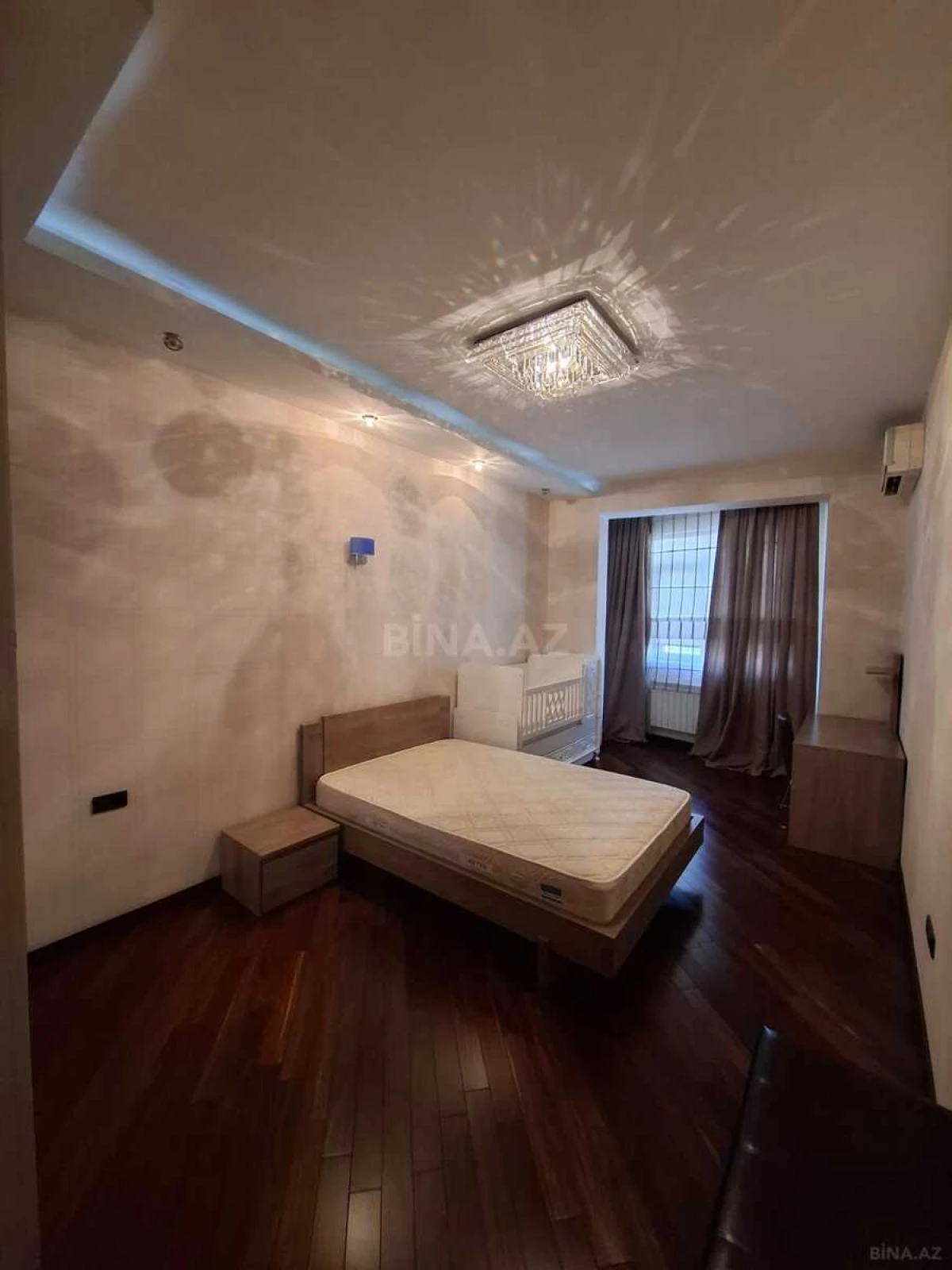 Satılır 4 otaqlı mənzil 190 m²