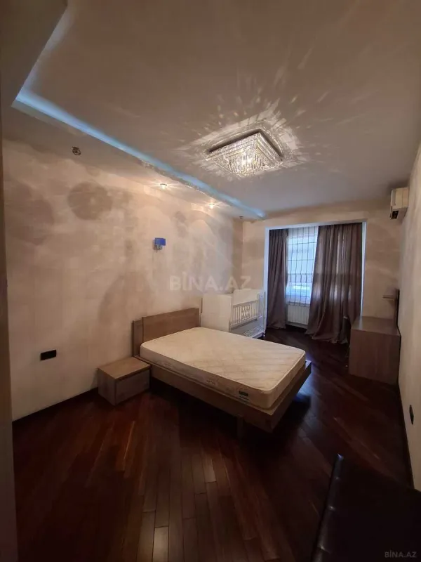 Satılır 4 otaqlı mənzil 190 m²