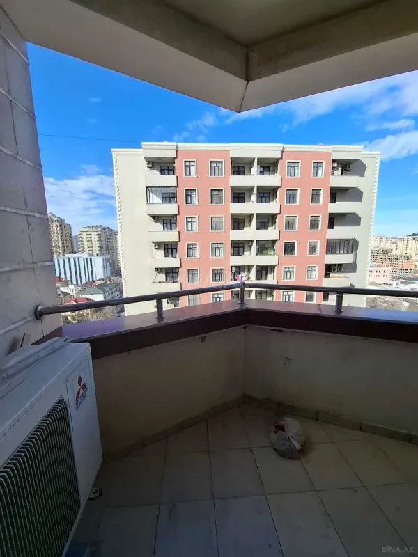 Satılır 4 otaqlı mənzil 190 m²
