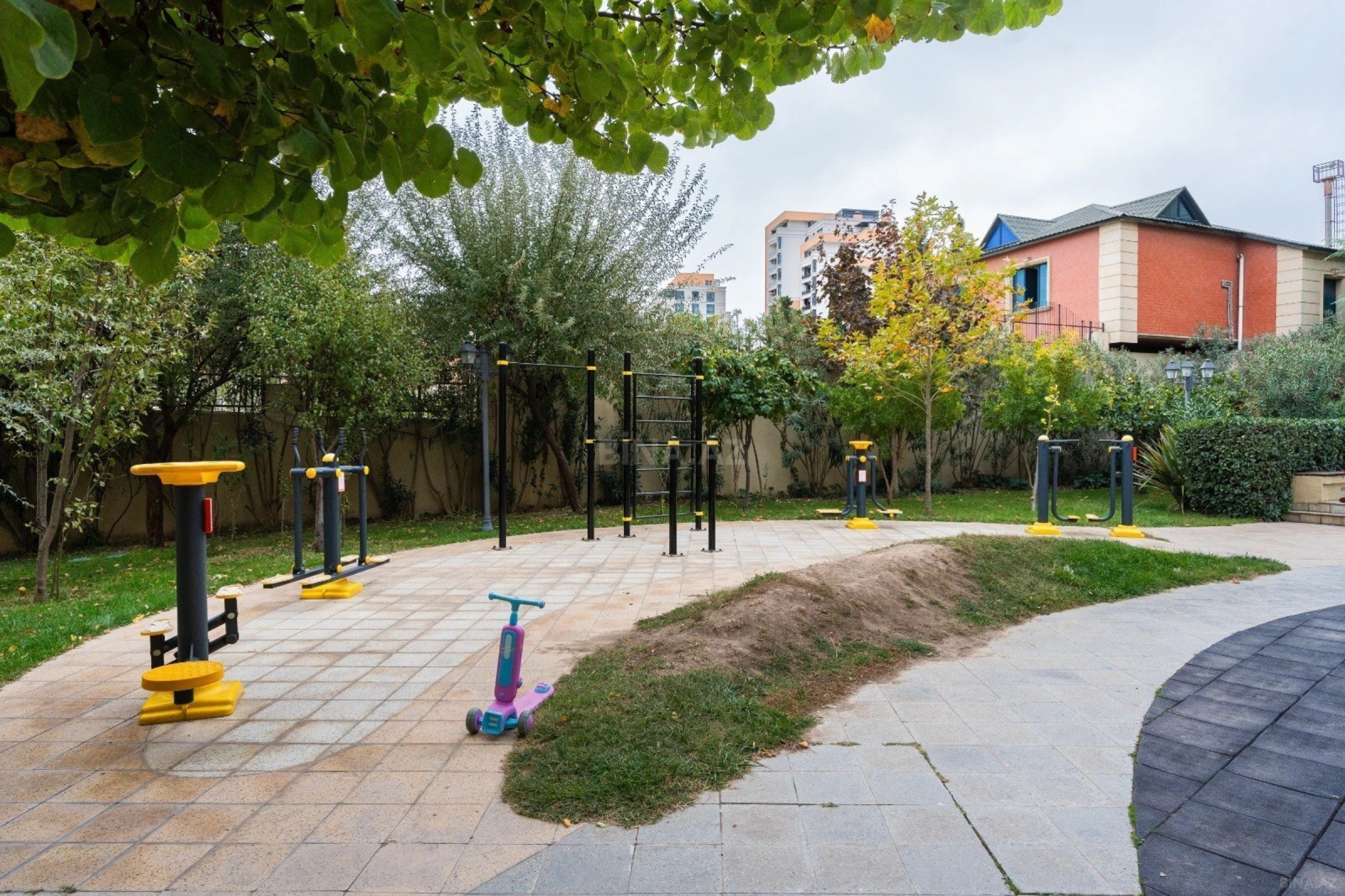 Kirayə verilir 3 otaqlı mənzil 162 m²