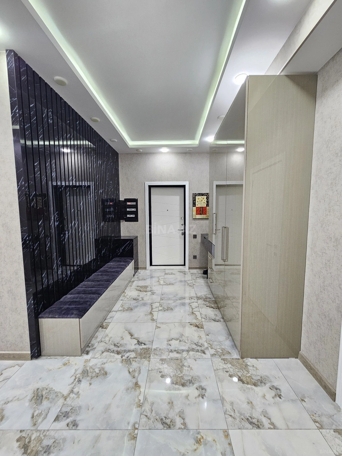 Satılır 4 otaqlı mənzil 230 m²