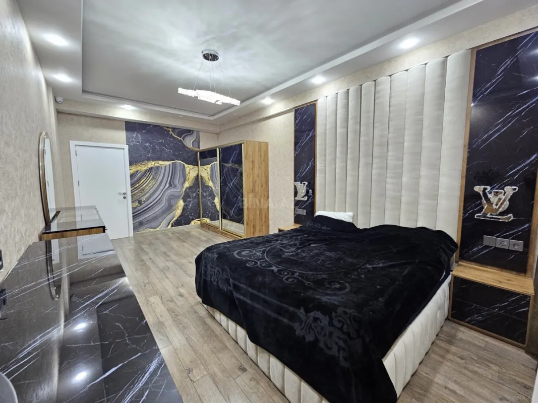 Satılır 4 otaqlı mənzil 230 m²