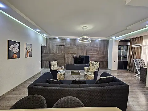Satılır 4 otaqlı mənzil 230 m²