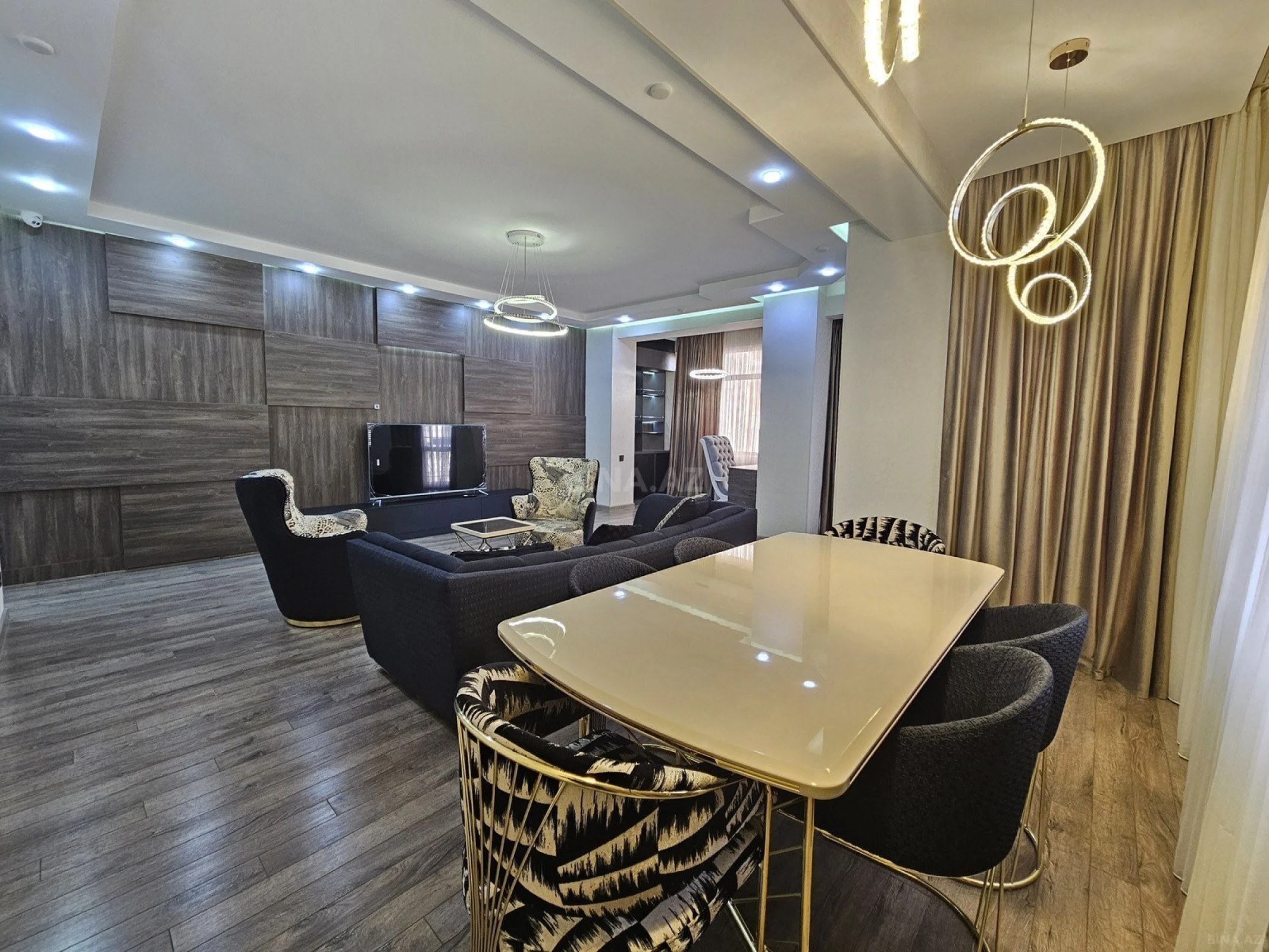 Satılır 4 otaqlı mənzil 230 m²