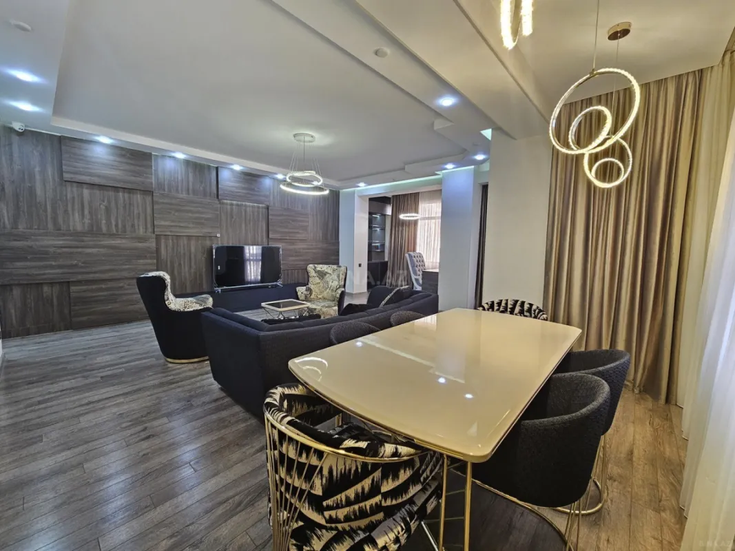 Satılır 4 otaqlı mənzil 230 m²