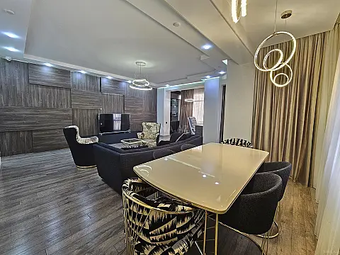 Satılır 4 otaqlı mənzil 230 m²