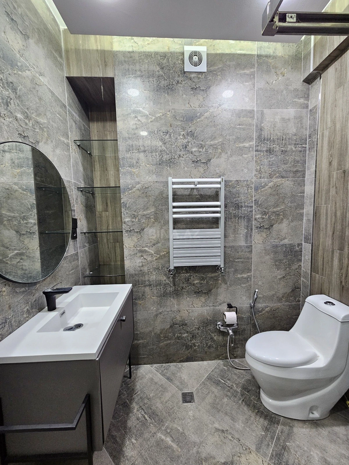 Satılır 4 otaqlı mənzil 230 m²