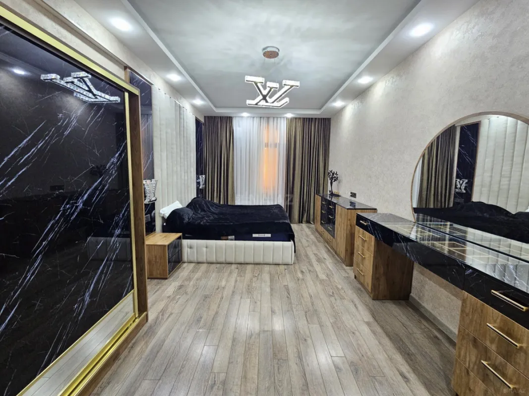 Satılır 4 otaqlı mənzil 230 m²
