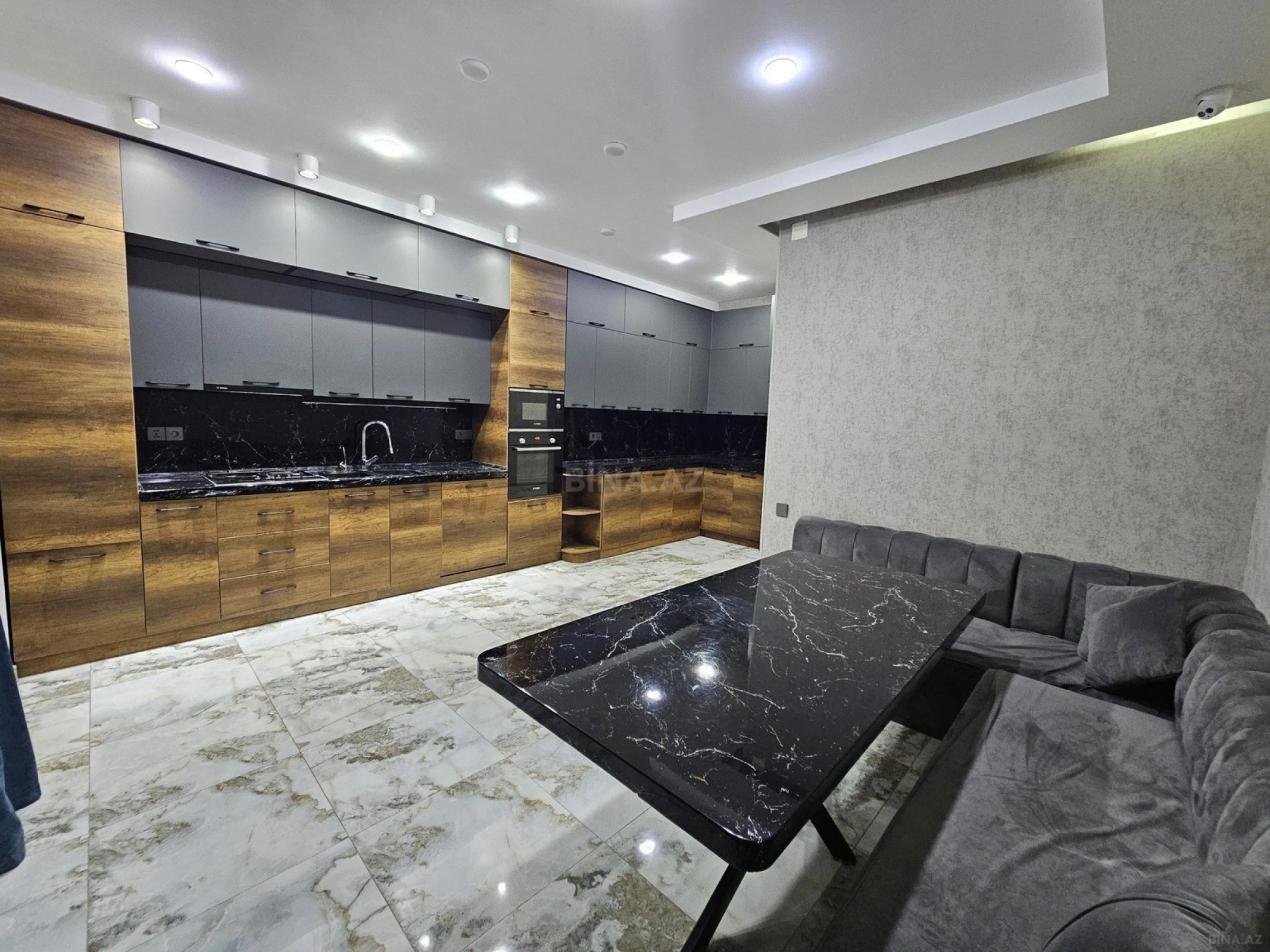 Satılır 4 otaqlı mənzil 230 m²