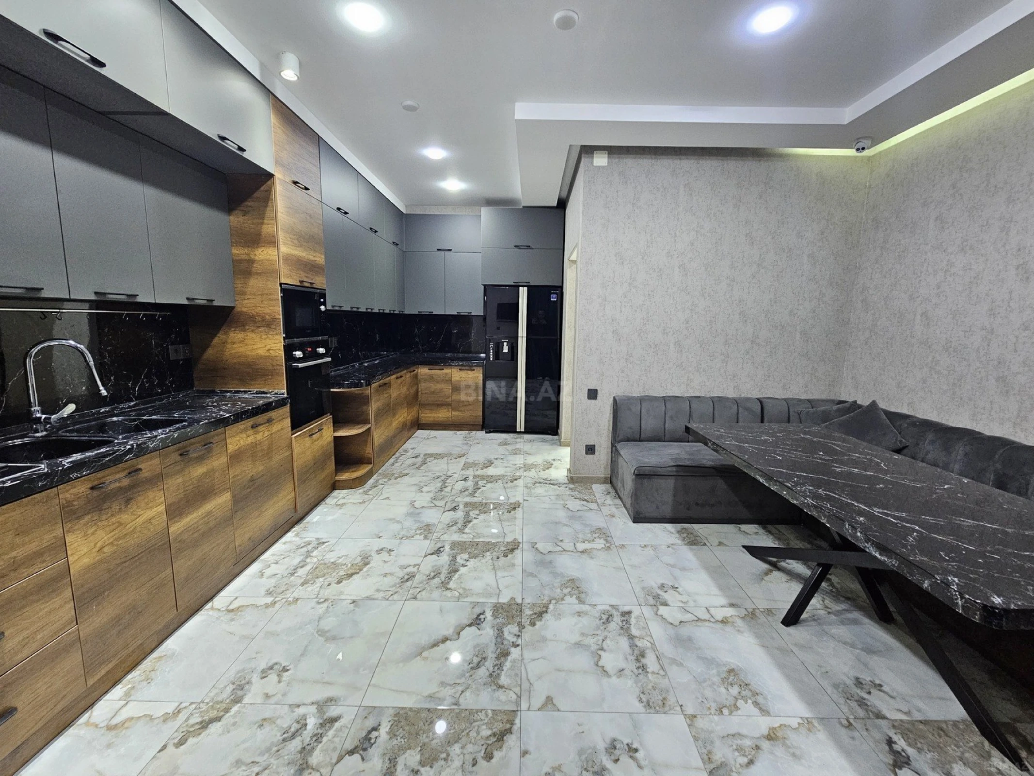 Satılır 4 otaqlı mənzil 230 m²
