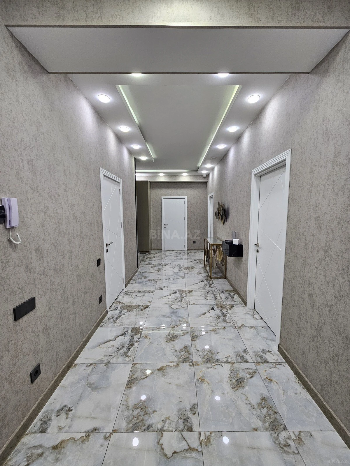 Satılır 4 otaqlı mənzil 230 m²
