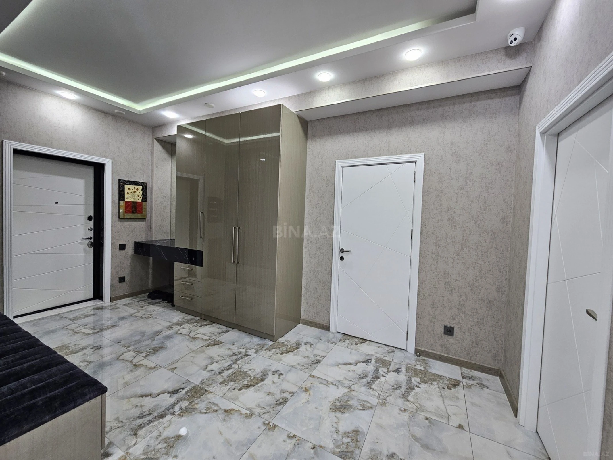 Satılır 4 otaqlı mənzil 230 m²