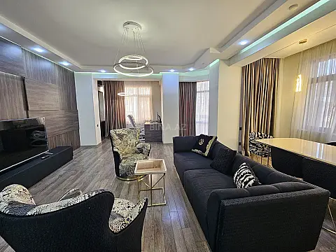 Satılır 4 otaqlı mənzil 230 m²