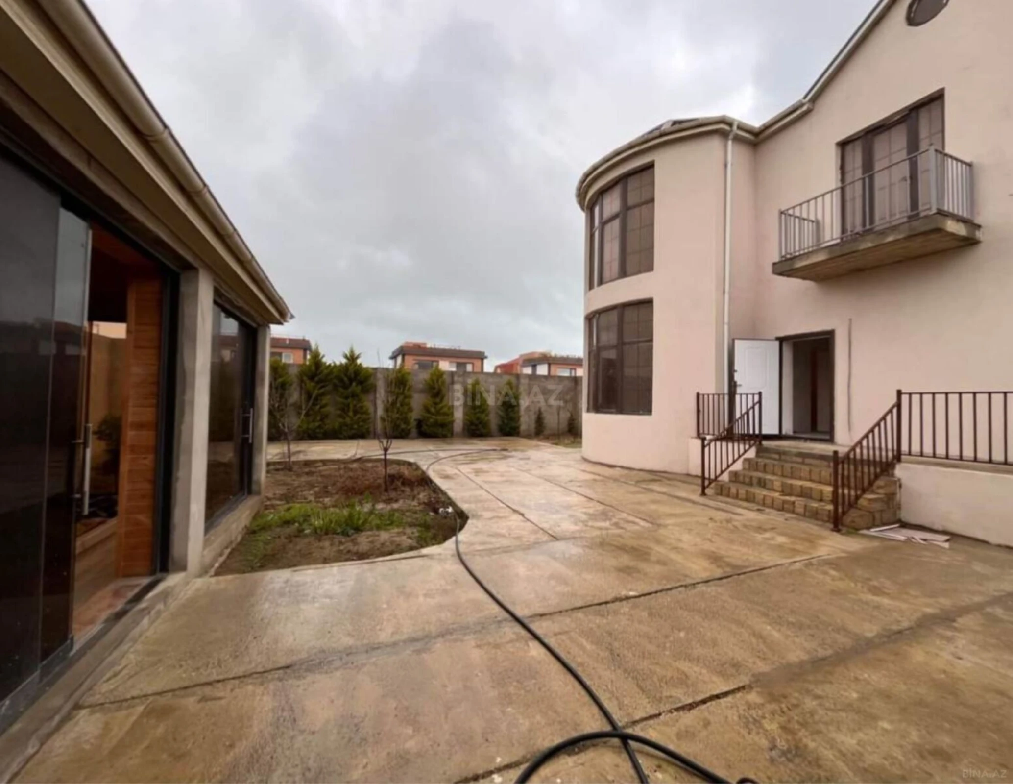 Satılır 4 otaqlı həyət evi 250 m²