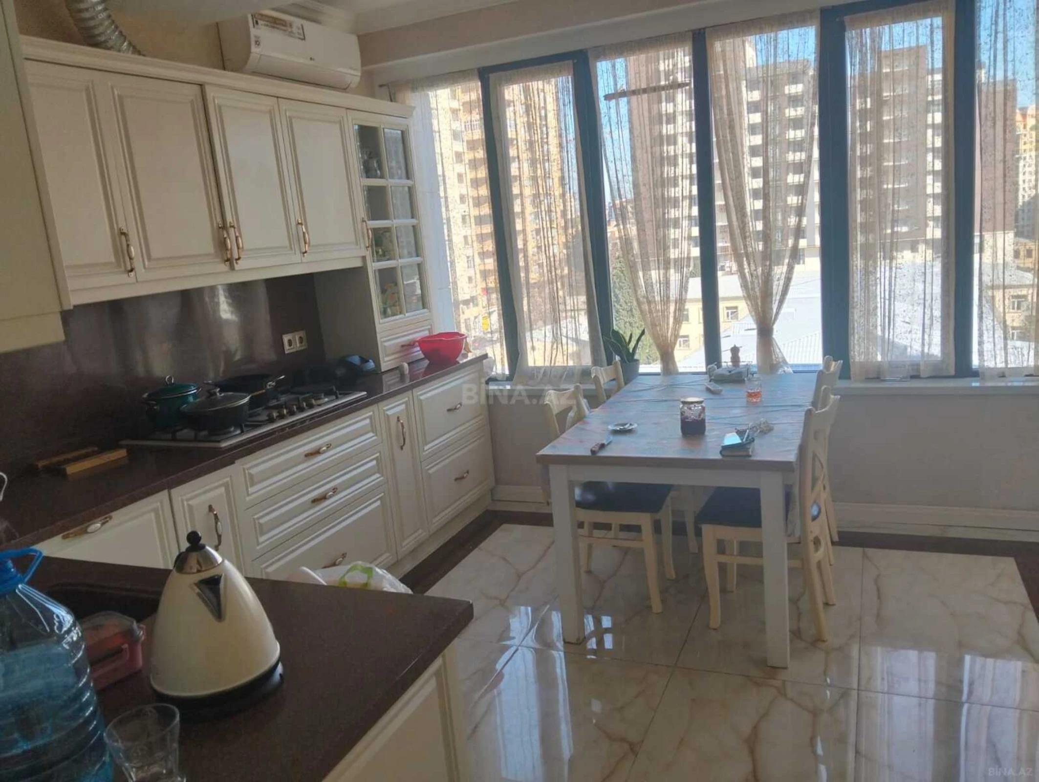 Satılır 4 otaqlı mənzil 160 m²